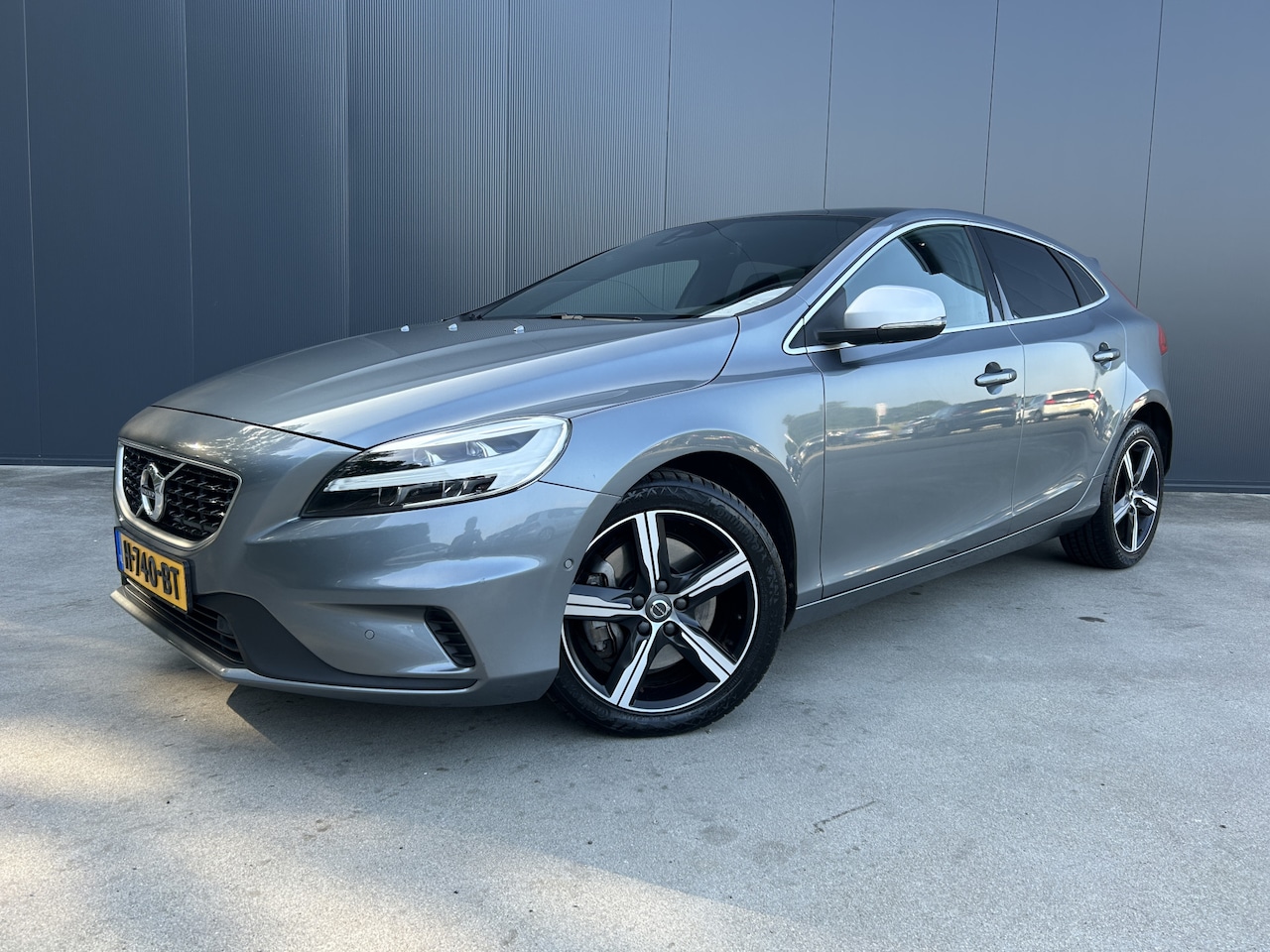 Volvo V40 - 1.5 T3 AUTOMAAT Polar+ Sport 1e EIGENAAR PANO DAK CAMERA HARMAN KARDON PARK ASSIST LED NAV - AutoWereld.nl