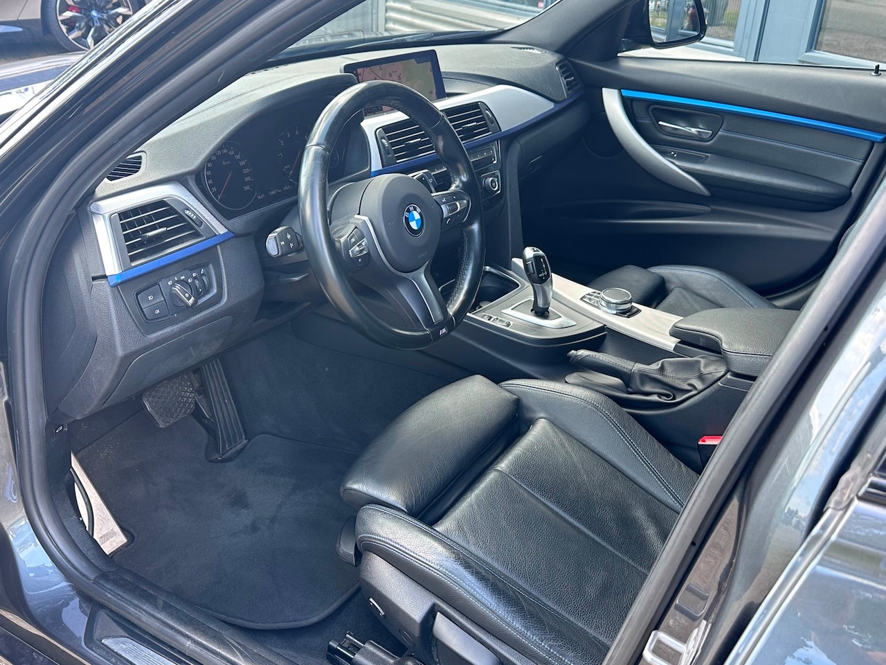 BMW 3-serie Touring - 320i 184pk AUT M-Sport / LEER /LED / TREKHAAK / NL-Auto - AutoWereld.nl