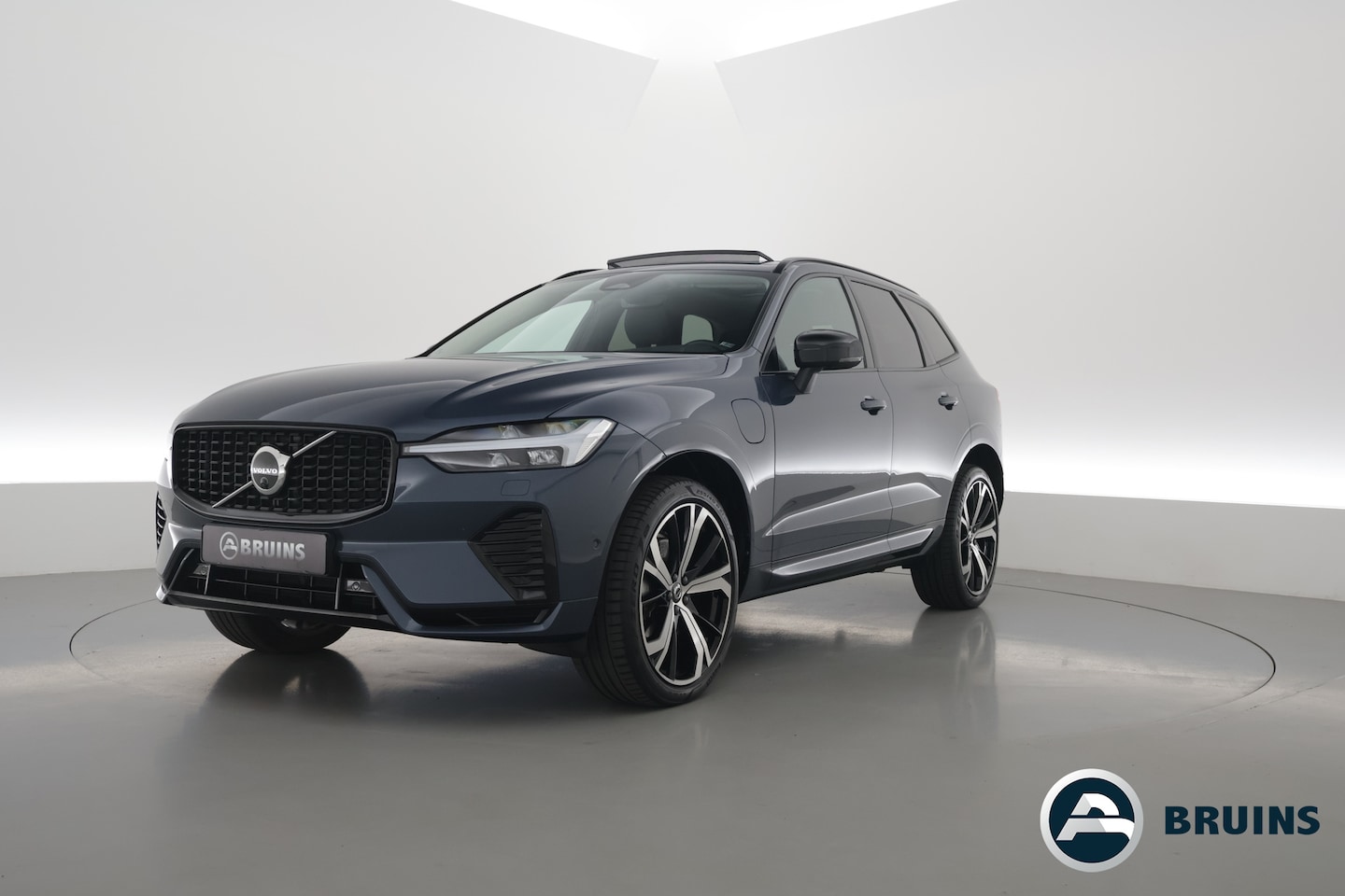 Volvo XC60 - 2.0 T8 455PK Plug-in hybrid AWD Plus Dark | Long Range | 360 Camera | Pano-dak | Harman / - AutoWereld.nl