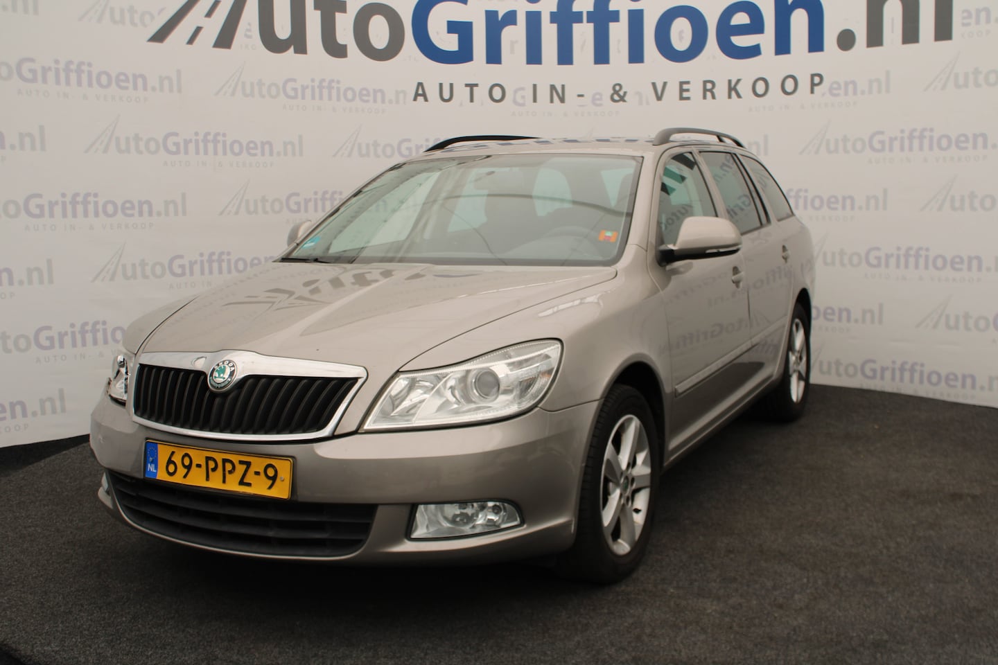 Skoda Octavia Combi - 1.2 TSI Ambition met lichte voorschade RV auto is rijdbaar - AutoWereld.nl