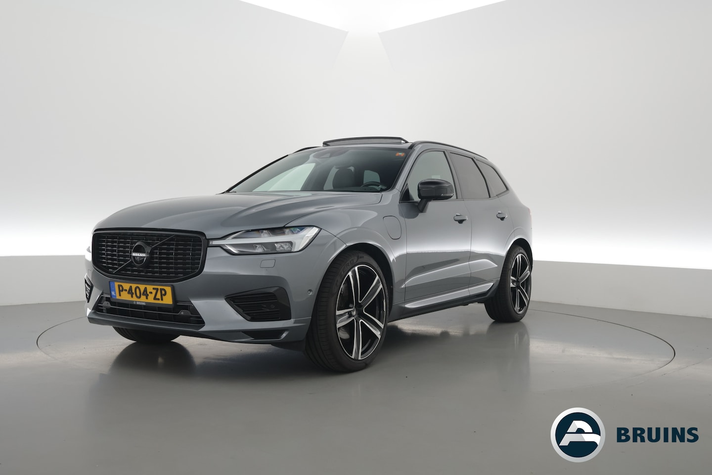 Volvo XC60 - 2.0 T8 390 PK Twin Engine AWD R-Design | Luchtvering | Heico | Acantara | Trekhaak | HUD | - AutoWereld.nl