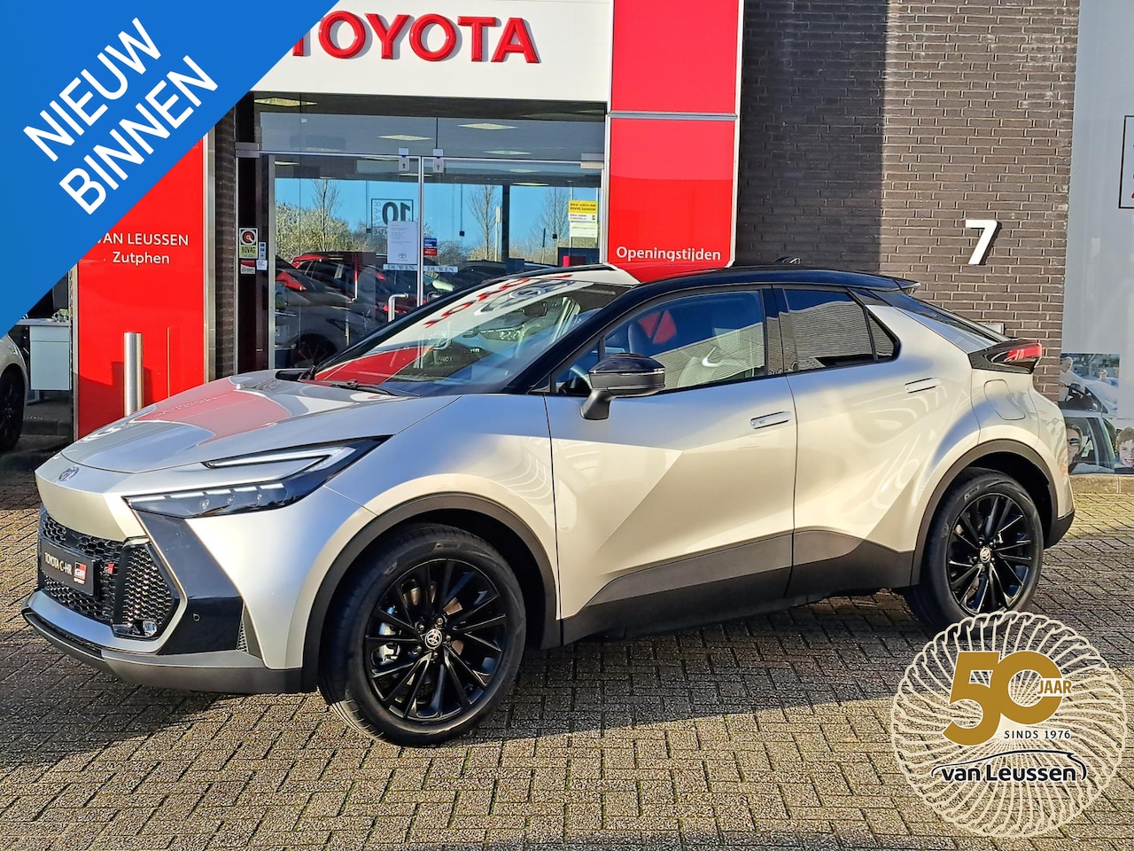 Toyota C-HR - 2.0 Plug-in Hybrid 220 GR SPORT NIEUW DIRECT LEVERBAAR STOEL/STUURWIELVERWARMING PDC DRAAD - AutoWereld.nl