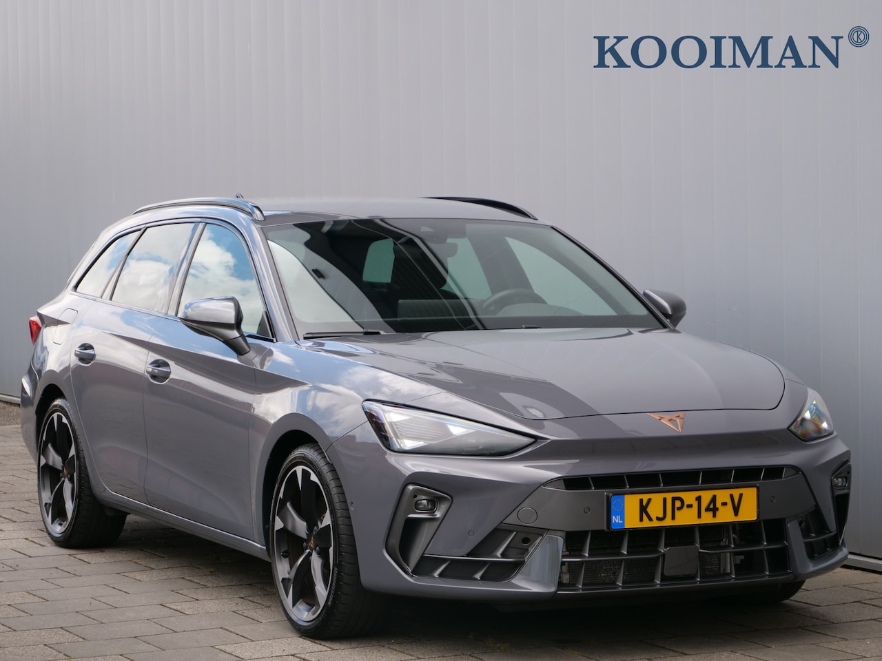 CUPRA Leon Sportstourer - 1.5 TSI e-Hybrid Business 204 Pk Automaat Navi / DAB / Apple Carplay / Camera / Parkeerass - AutoWereld.nl