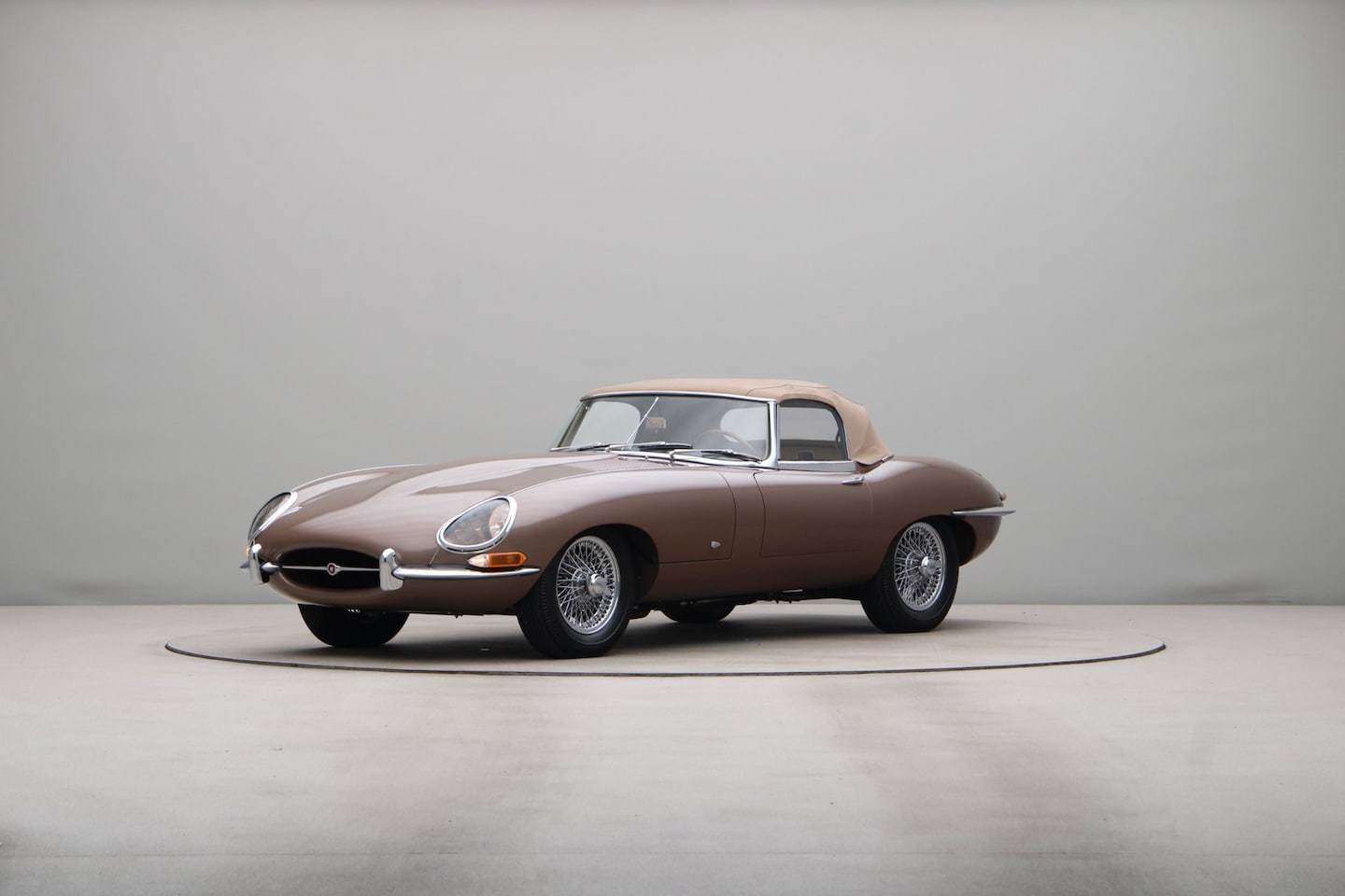 Jaguar E-type - S1 Flat floor Outside Bonnet Lock Nr: 198 - AutoWereld.nl