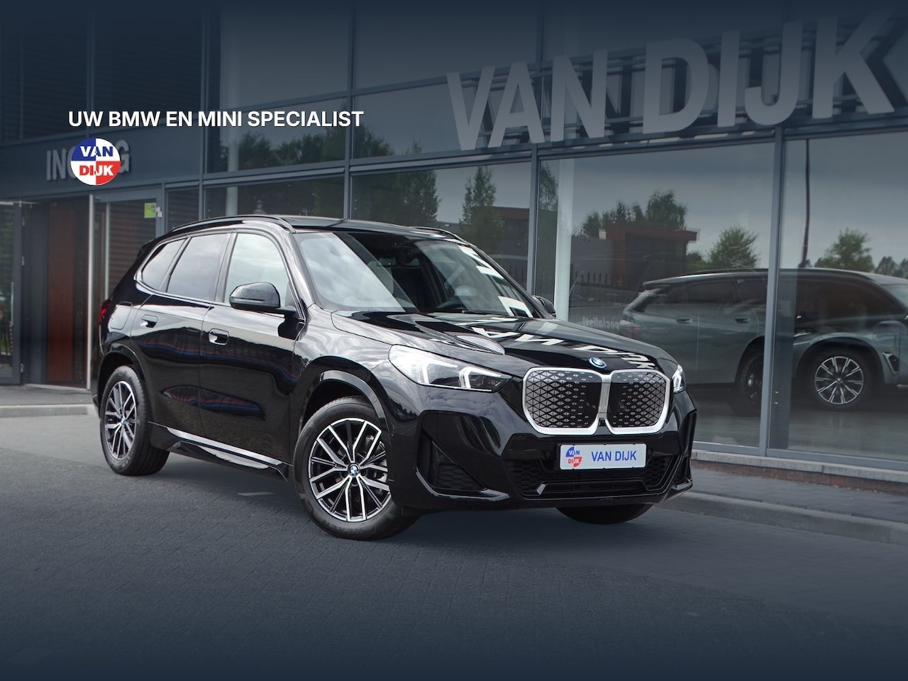 BMW iX1 - eDrive20 M-Sport pakket Innovation Pack Travel Pack Head-up Pano-Dak Park-Plus 18'LM Velge - AutoWereld.nl