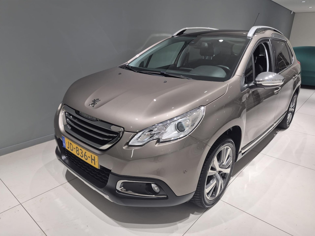 Peugeot 2008 - 1.2 PureTech 110pk S&S EAT6 Allure Pano Trekhaak PDC LMV - AutoWereld.nl