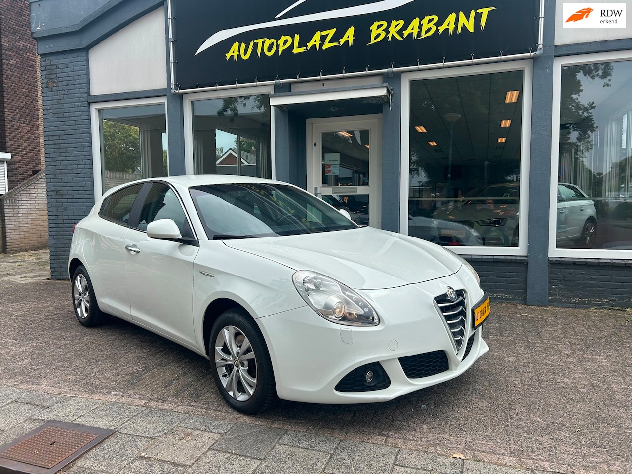 Alfa Romeo Giulietta - 1.4 T Distinctive/ AUTOMAAT / CRUISE/ LEER/ USB/ 17 INCH/ 170 PK - AutoWereld.nl