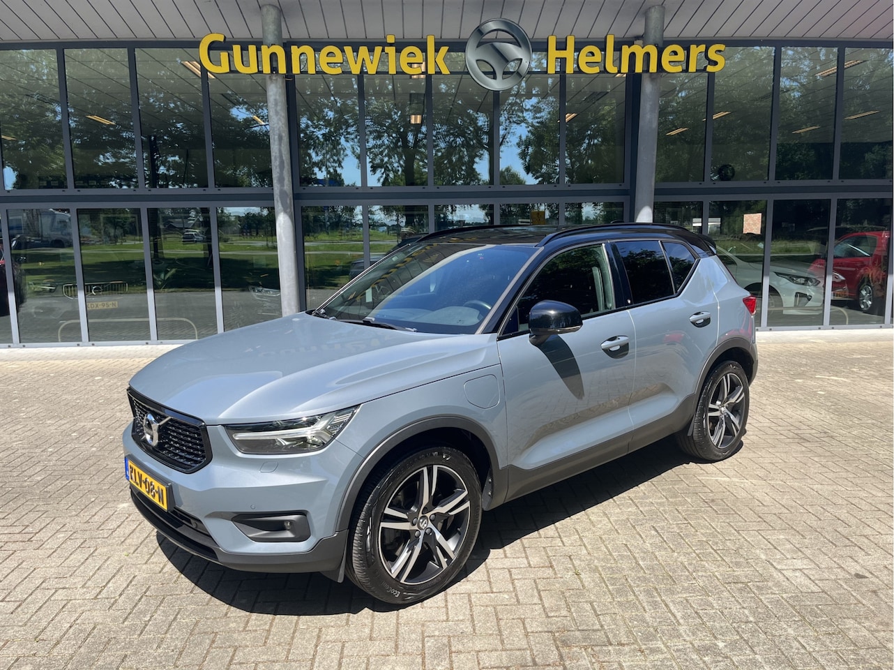 Volvo XC40 - 1.5 T5 Recharge R-Design | ACC | CAM | CARPAY | CLIMA | NAVI | PDC V&A | STUUR/STOELVERW. - AutoWereld.nl