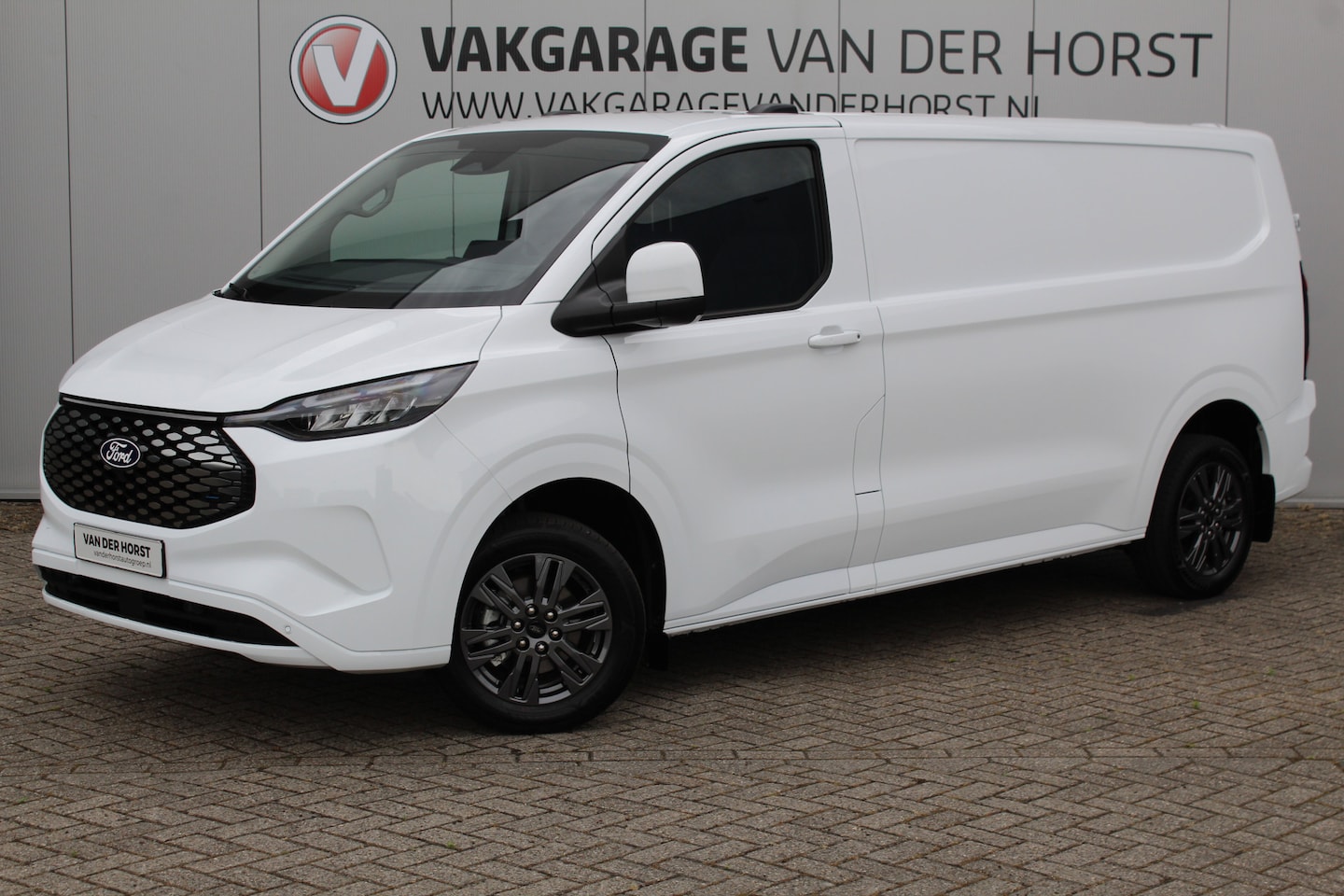 Ford Transit Custom - E-Transit ELEKTRISCH 320 L2H1 Limited 65 kWh. Meerprijs 17" lichtmetalen wielen €. 1.500,- - AutoWereld.nl
