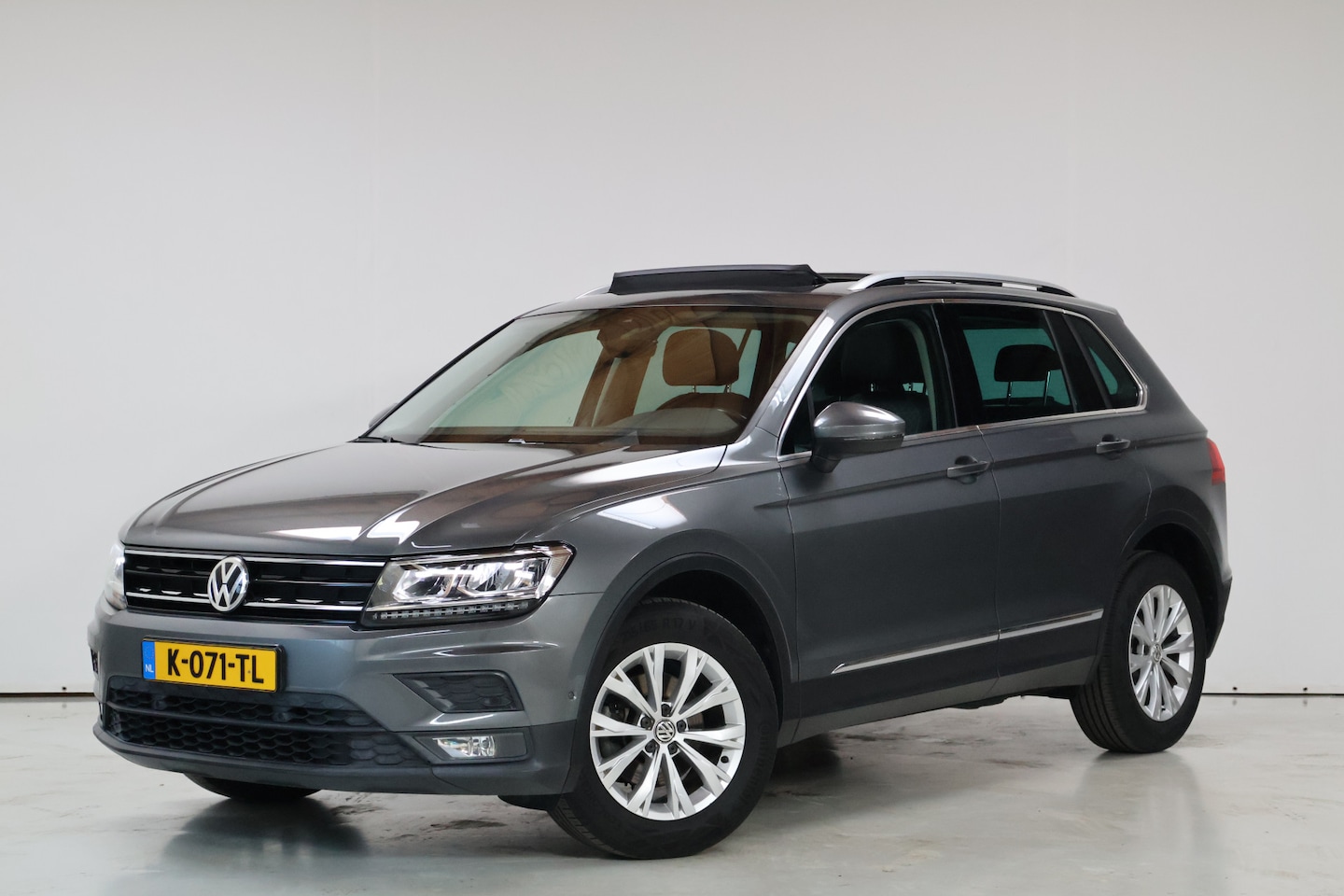 Volkswagen Tiguan - 1.4 TSI 4Motion Comfortline Business | Pano | Acc | Virtual | Camera - AutoWereld.nl