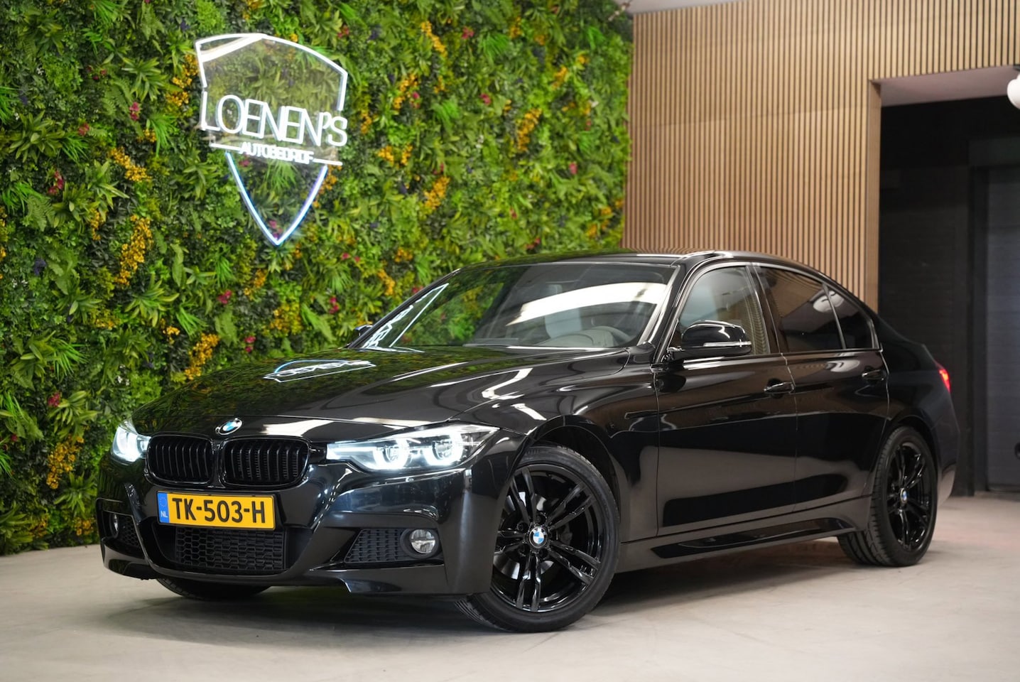 BMW 3-serie - 318i M Sport Edition / CarPlay / Cruise / Shadow Line / PDC - AutoWereld.nl