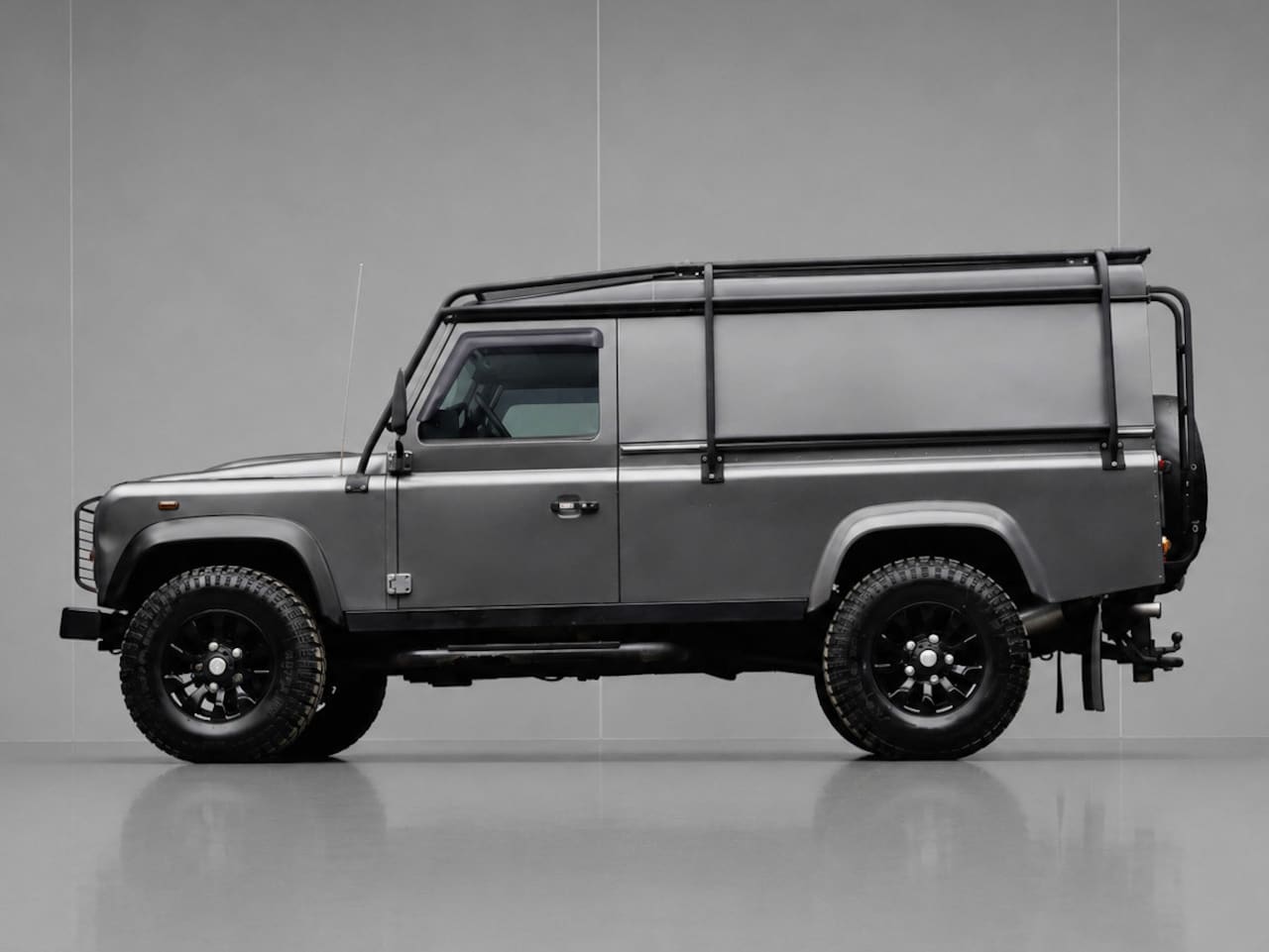 Land Rover Defender 110 - 2.4 TD HT 110" S (IMPERIAL,TREKHAAK,ELEKTRISCHE RAMEN,PIONEER RADIO,SPORTSTOELEN,LM VELGEN - AutoWereld.nl