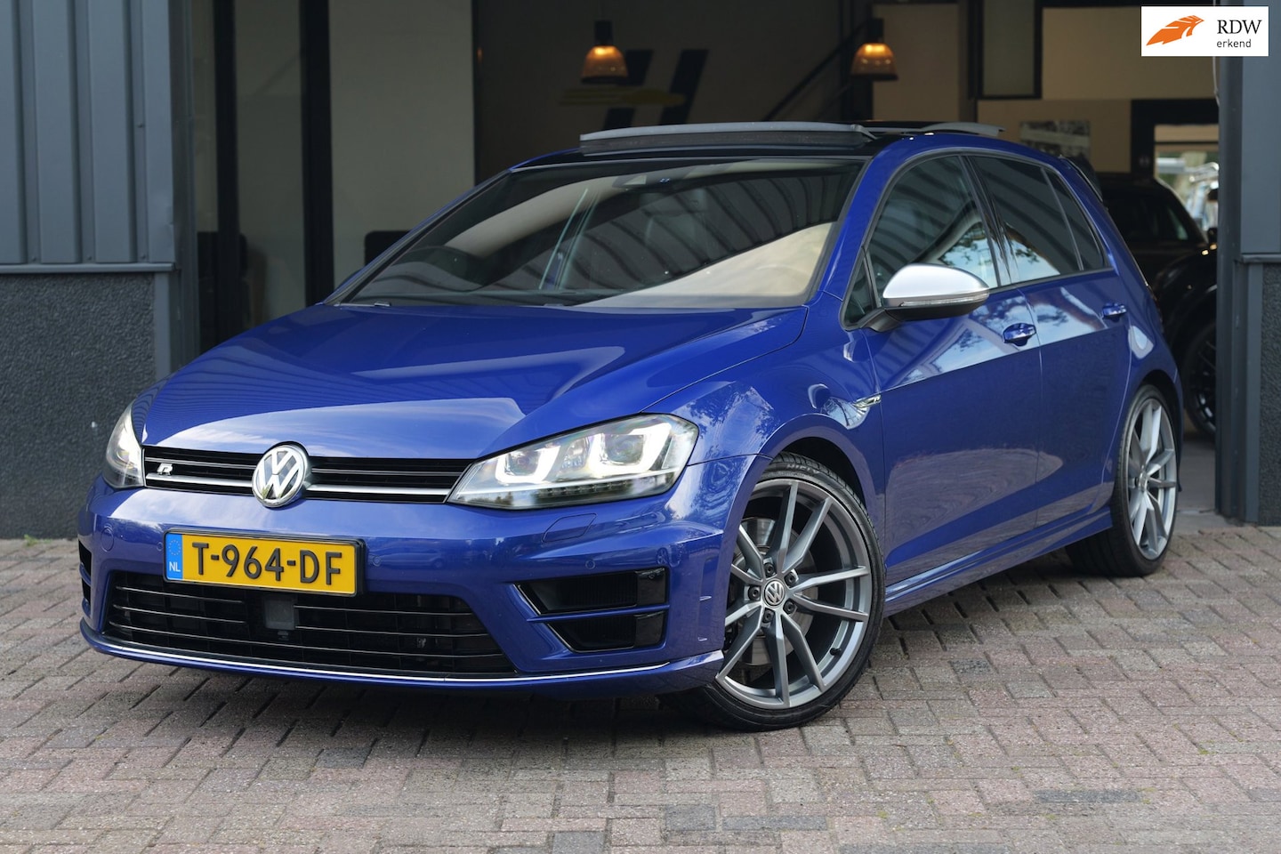 Volkswagen Golf - 2.0 TSI R 4Motion 300PK CarPlay|Pano|19 inch - AutoWereld.nl