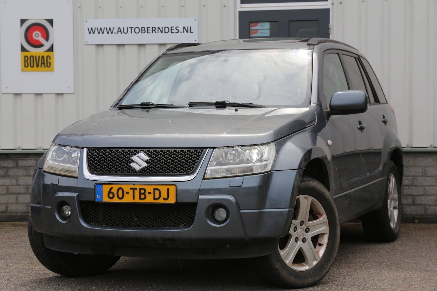 Suzuki Grand Vitara - 2.0-16V 4WD High Executive*Schade exterieur, zie foto's*Perfect Onderh.*Afneemb.Trekhaak/D - AutoWereld.nl