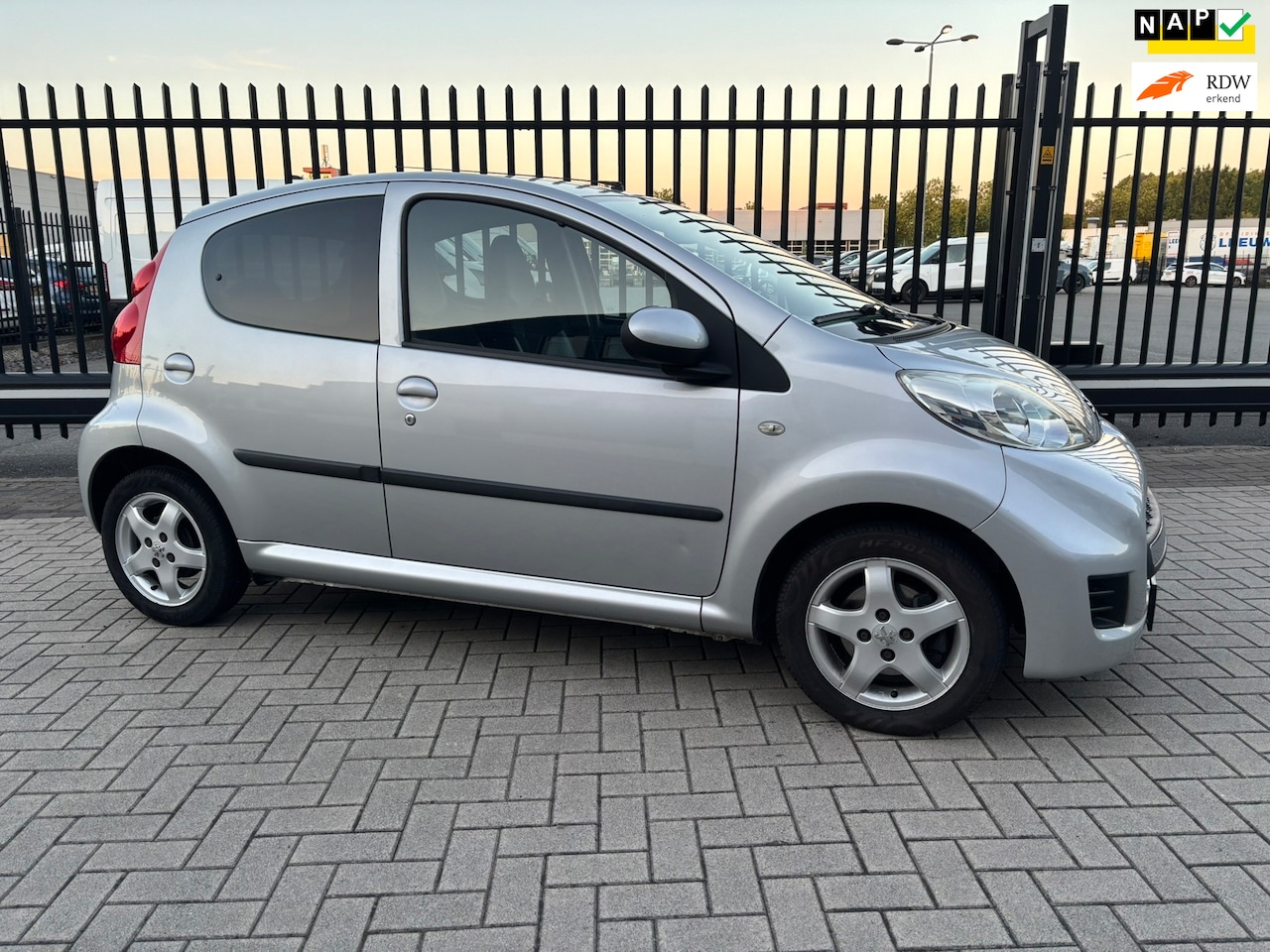 Peugeot 107 - 1.0-12V Black & Silver Leder Alcantara Airco - AutoWereld.nl
