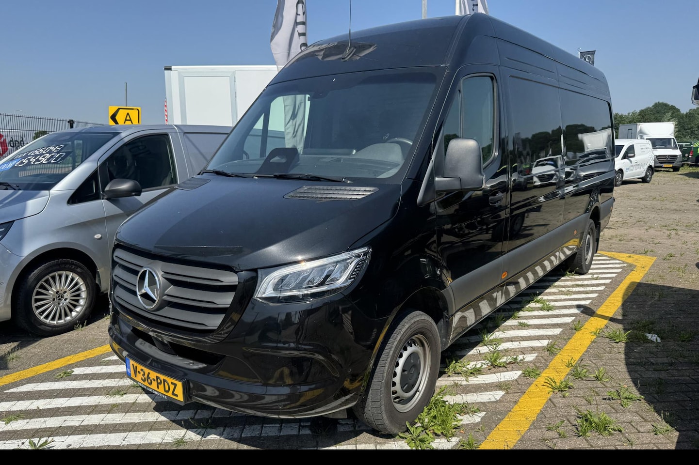 Mercedes-Benz Sprinter - 317 Diesel L3/H2 Automaat RWD | LED | Airco | Navigatie | Dodehoekassistent | Regensensor - AutoWereld.nl