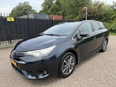 Toyota Avensis Touring Sports - 1.8 VVT-i Dynamic Leer/Navi/Panorama/CAM/Stoelverw