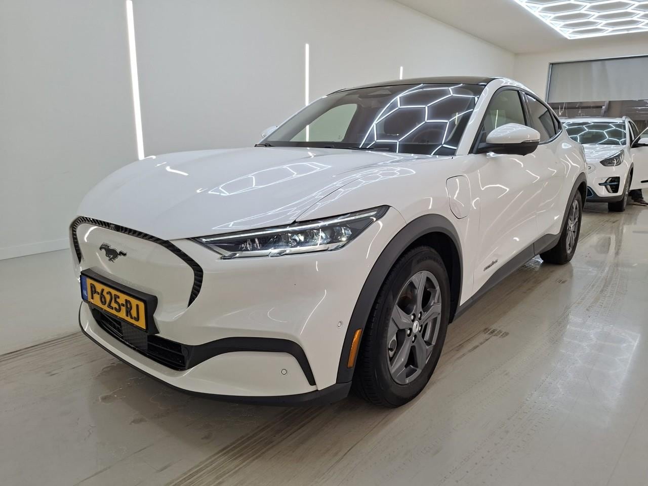 Ford Mustang Mach-E - 75kWh 258pk RWD 93.5% SoH [ TREKHAAK+PANO+LEDER+CARPLAY+STOEL/STUURWIELVERWARMING ] - AutoWereld.nl