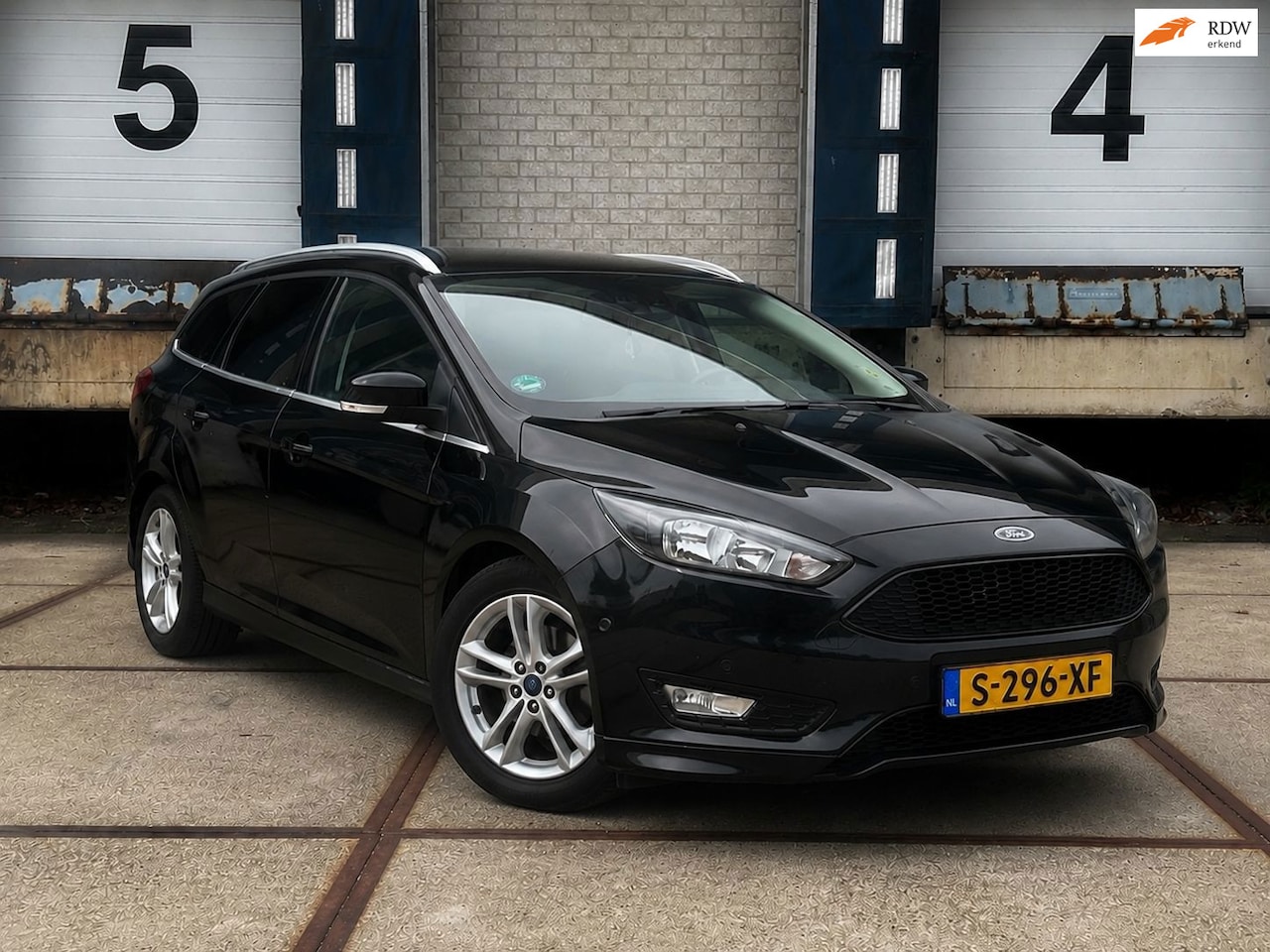 Ford Focus Wagon - 1.5 Titanium(182PK+NEW Distriebustriem+LEER) - AutoWereld.nl
