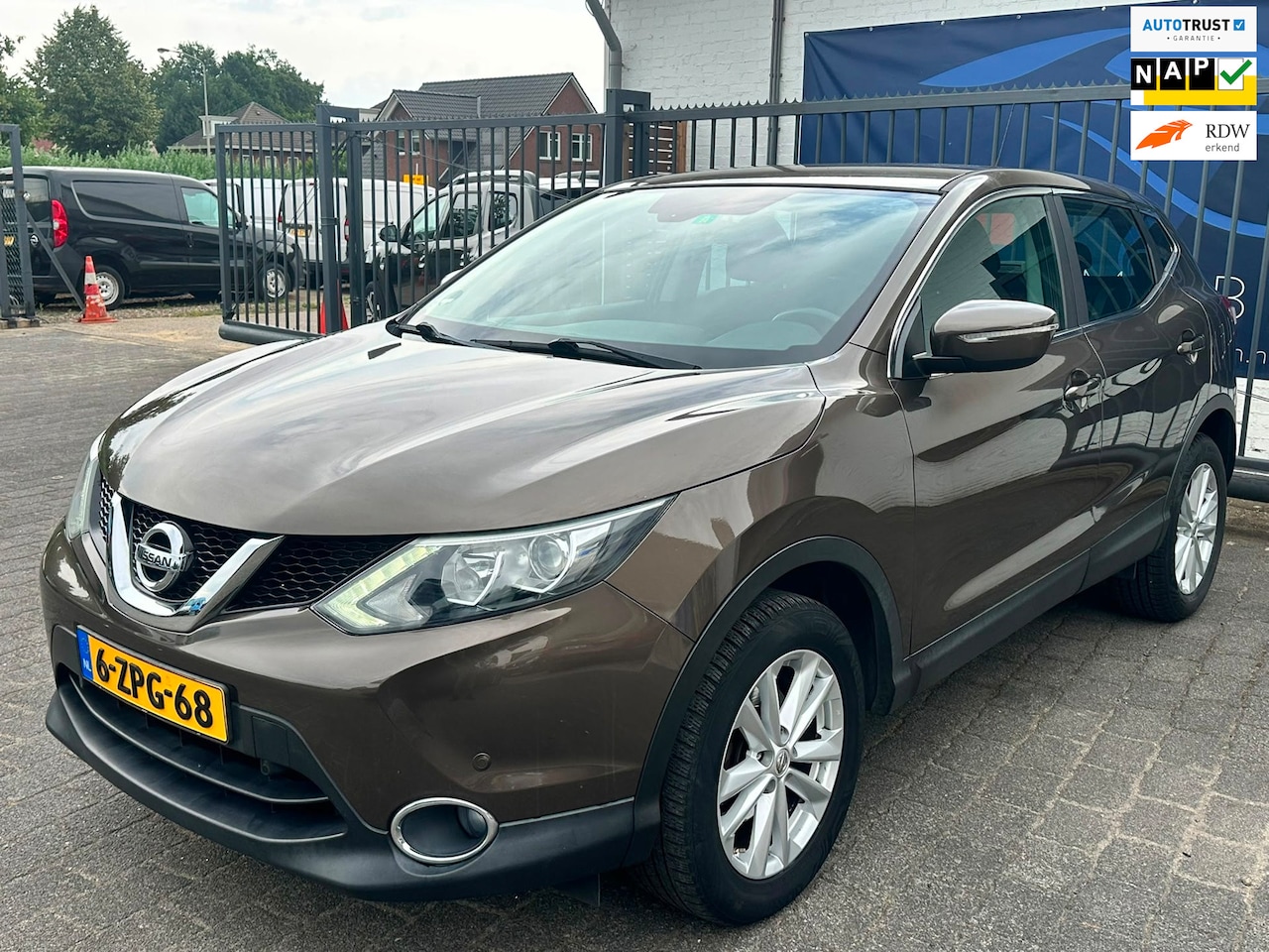 Nissan Qashqai - 1.2 Acenta / AIRCO / TREKHAAK / SENSOREN / NAP !! - AutoWereld.nl
