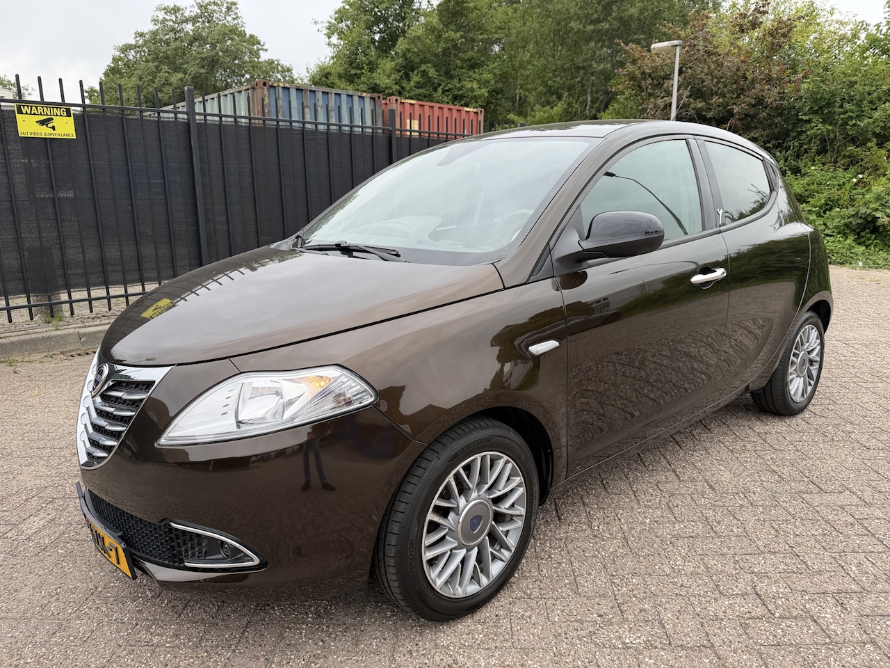 Lancia Y(psilon) - Ypsilon 0.9 TwinAir Platinum Airco/Cruise/PDC/CV/LMV - AutoWereld.nl