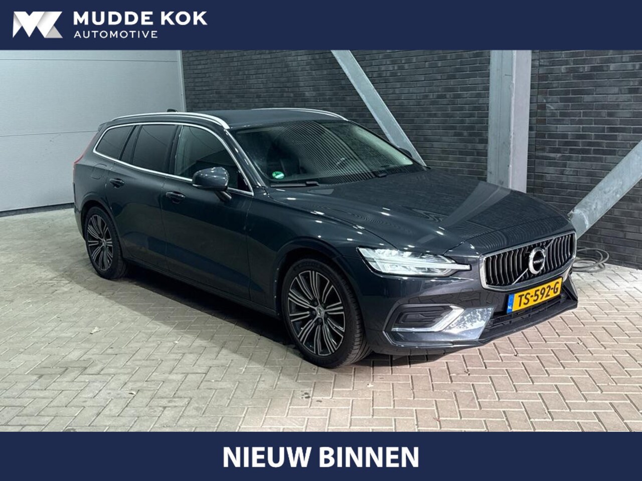 Volvo V60 - 2.0 T5 Inscription | ACC | Trekhaak | Stoel+Stuurverwarming | Camera | BLIS | Getint Glas - AutoWereld.nl