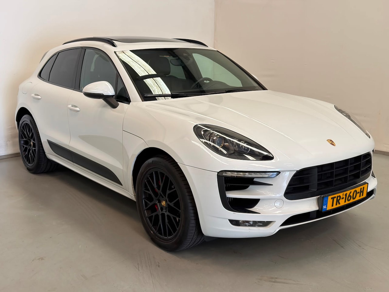 Porsche Macan - 3.0 GTS / Pano / Luchtvering / Trekhaak - AutoWereld.nl