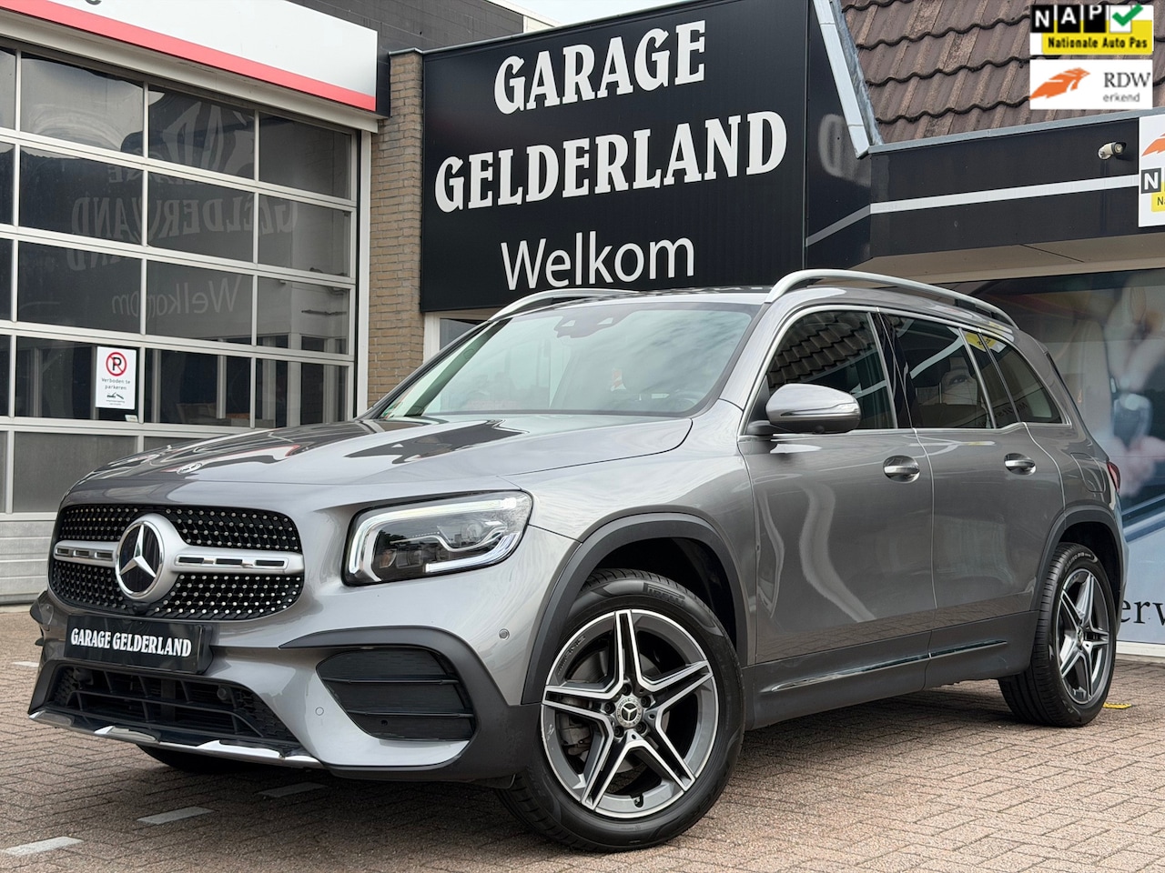 Mercedes-Benz GLB - 200 4MATIC AMG Line | Leder/Alcantara | Matrix | Acc | Climate | Navi | Camera | PDC | Iso - AutoWereld.nl