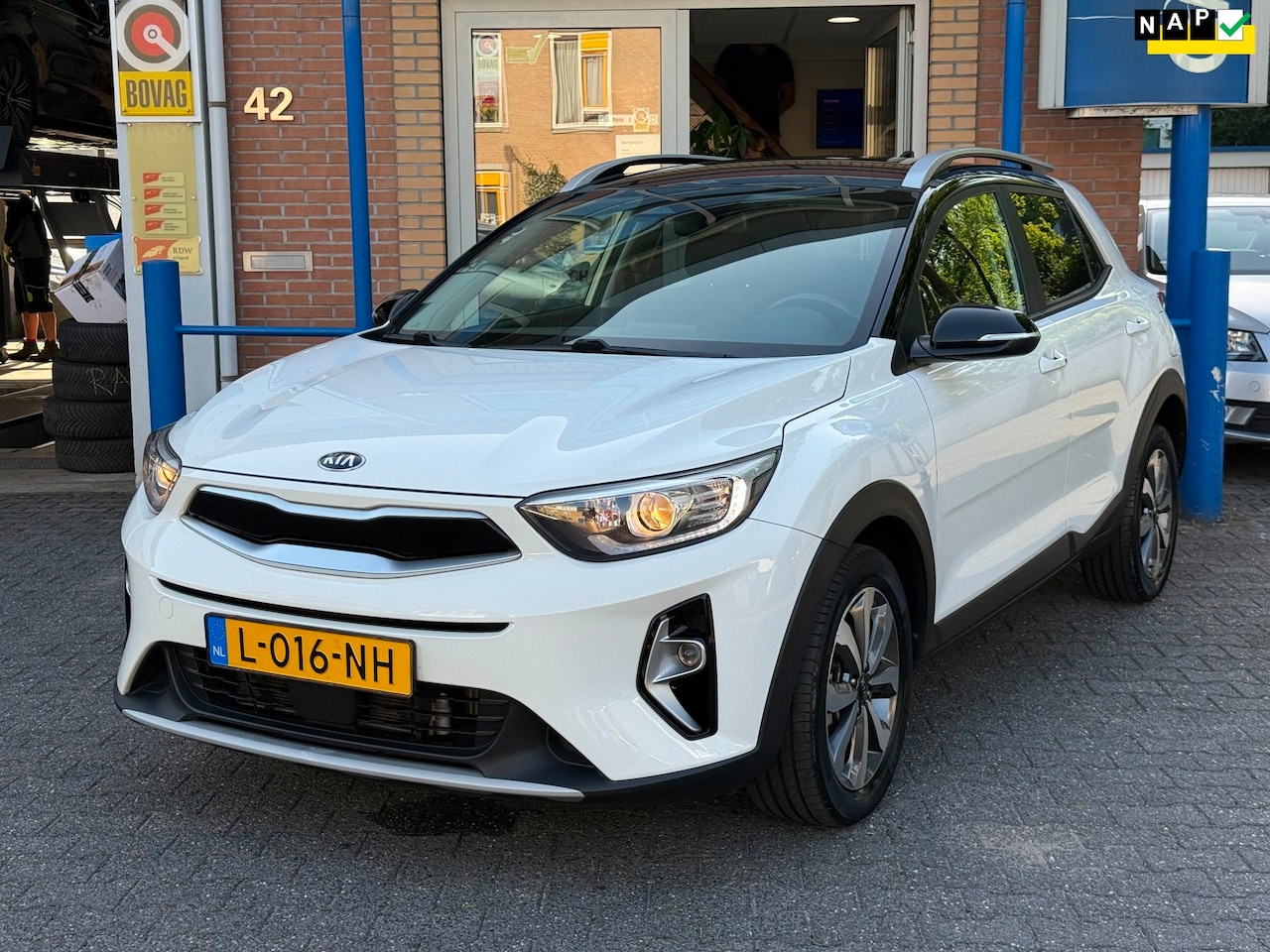 Kia Stonic - 1.0 T-GDi MHEV DynamicPlusLine | Trekhaak | Automaat | org. NL. auto | Park. sens. achter - AutoWereld.nl
