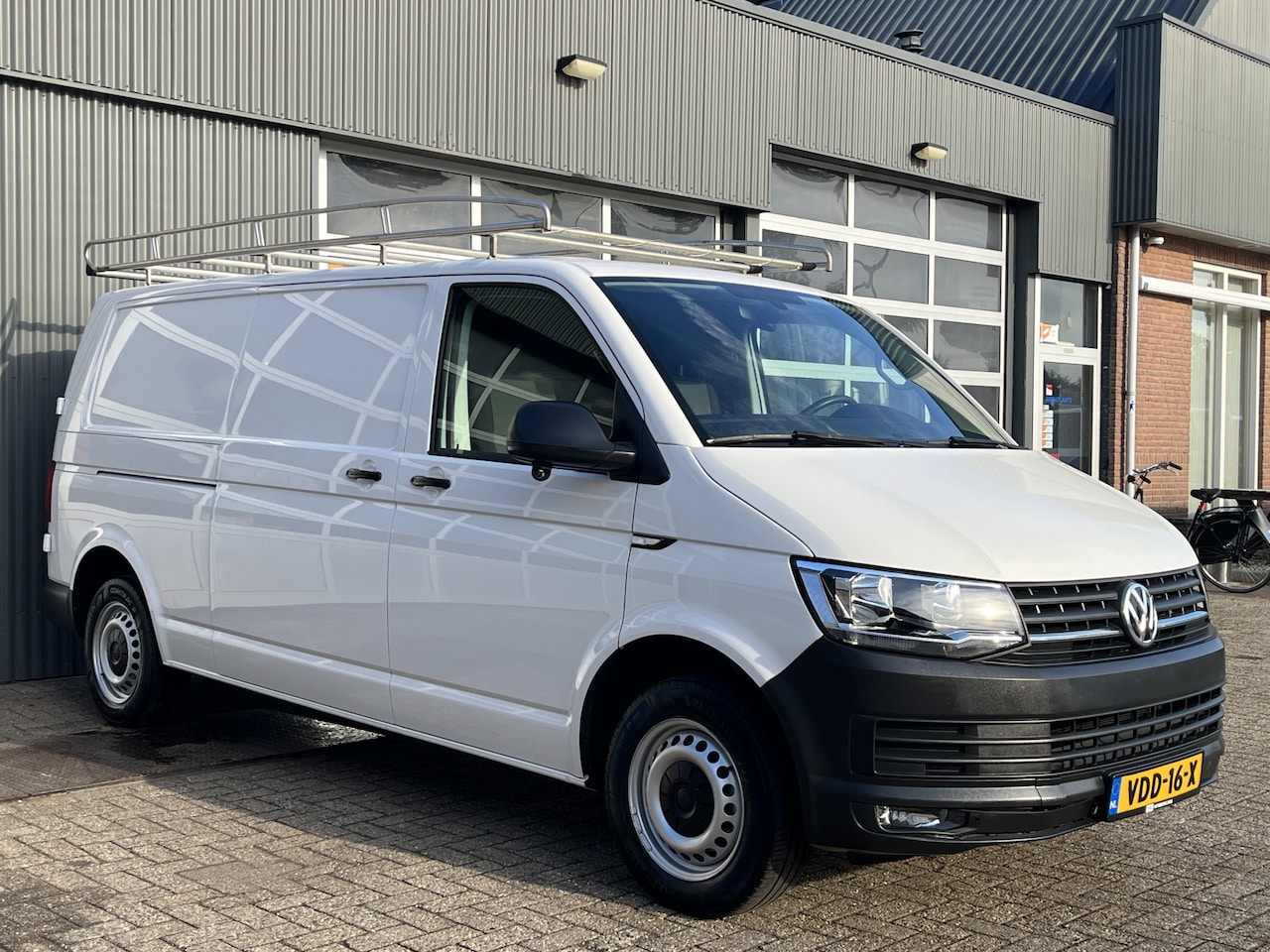 Volkswagen Transporter - 2.0 TDI L2H1 Trekhaak 2200kg trekgewicht Imperiaal Euro 6 Airco Cruise controle Navigatie - AutoWereld.nl