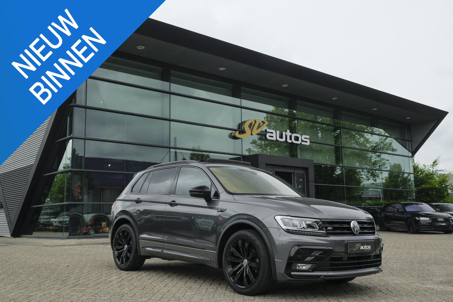 Volkswagen Tiguan - 1.4 TSI 150pk R-Line Panoramadak Leder Memory Blackstyle Trekhaak 20" LMV NLauto Bomvol! - AutoWereld.nl