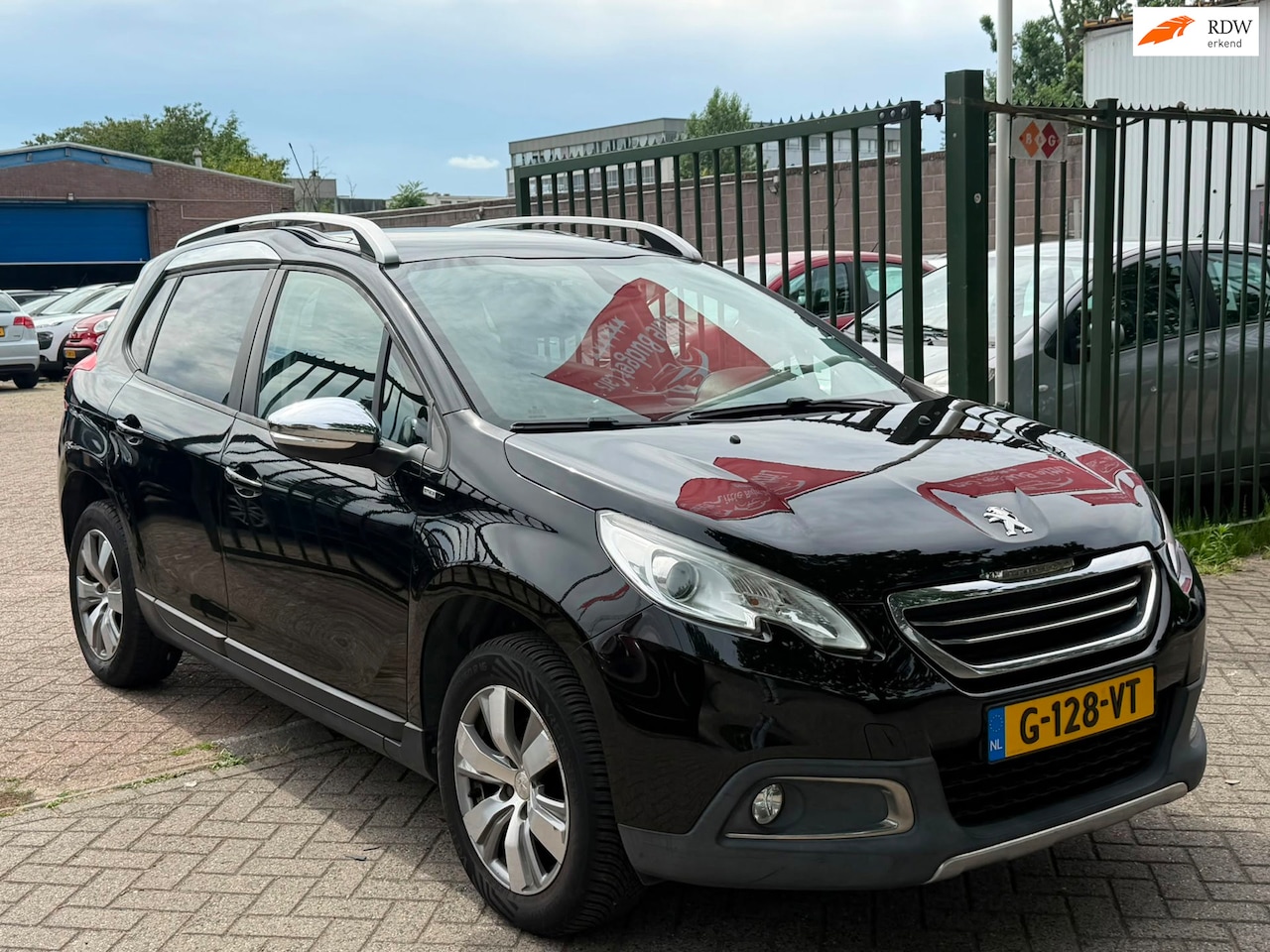 Peugeot 2008 - 1.2 PureTech Urban Cross 2e eigenaar dealer onderhouden panorama dak parkeer sensor airco - AutoWereld.nl