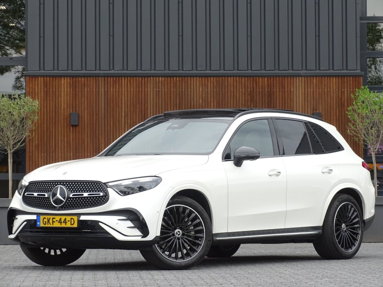 Mercedes-Benz GLC-klasse - 300 4MATIC AMG 258PK / Designo / Burmester / LED - AutoWereld.nl