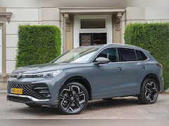 Volkswagen Tiguan - 1.5 eHybrid R-Line Edition PANO | 360 CAM | MASSAGE | CARPLAY | KUIPSTOELEN