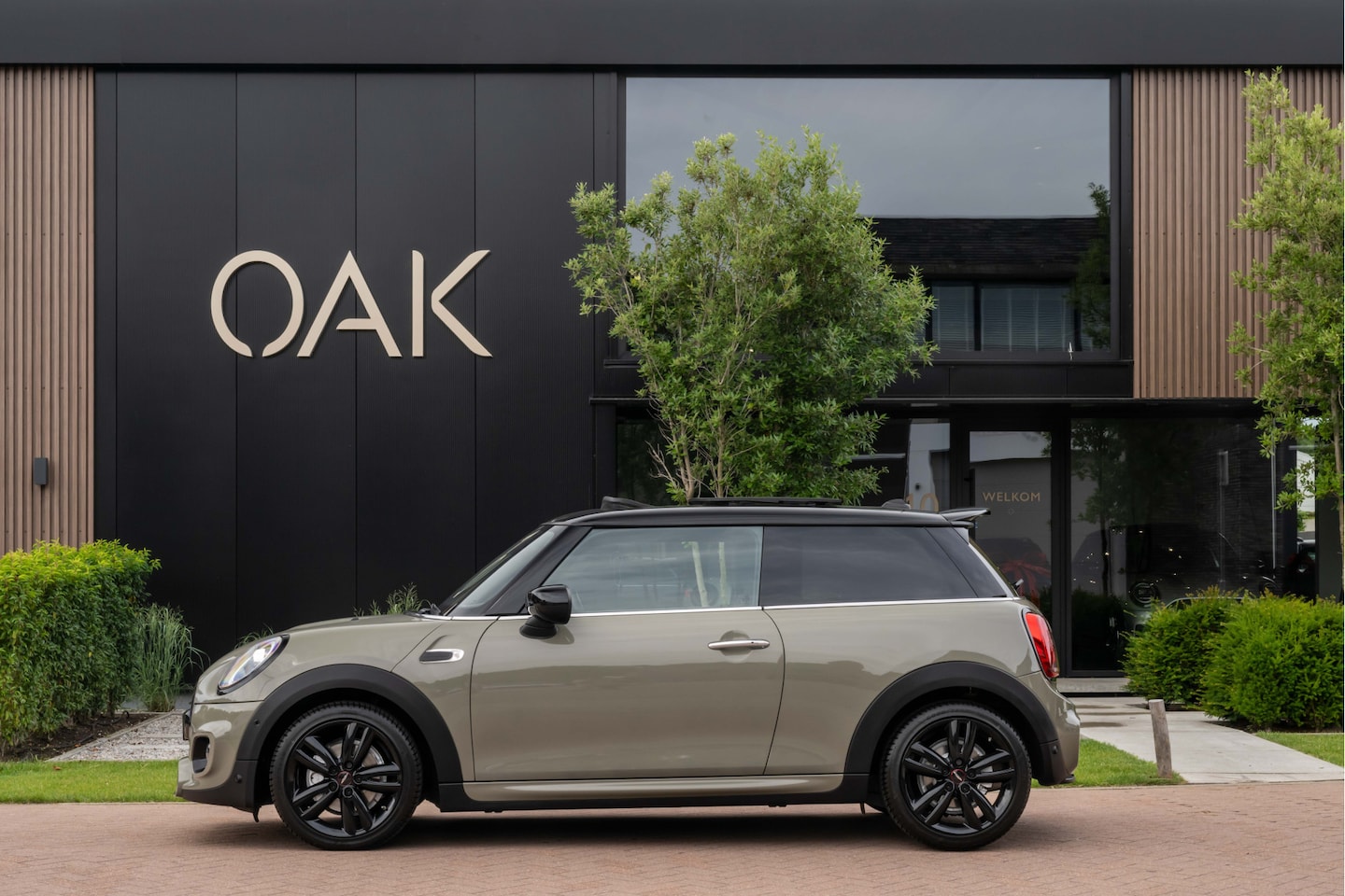 MINI 3-Deurs - 1.5 Cooper | JCW-Trim | Navigatie | Panorama | H&K | PDC | 17"LM | NL Auto | Emerald Grey - AutoWereld.nl