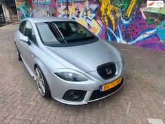 SEAT Leon - 1.6 geheel fr look dikke 19 inch velgen ijskoude airco stereo dik uitlaat geluid kanon inr