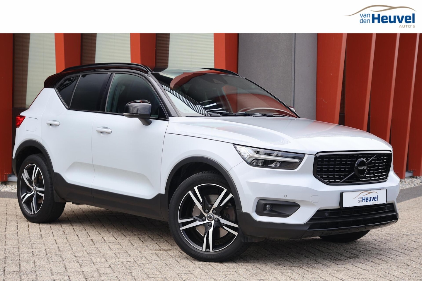 Volvo XC40 - T4 Recharge R-Design | Stoelverwarming | Leder | Parkeercamera | BLIS | Keyless - AutoWereld.nl