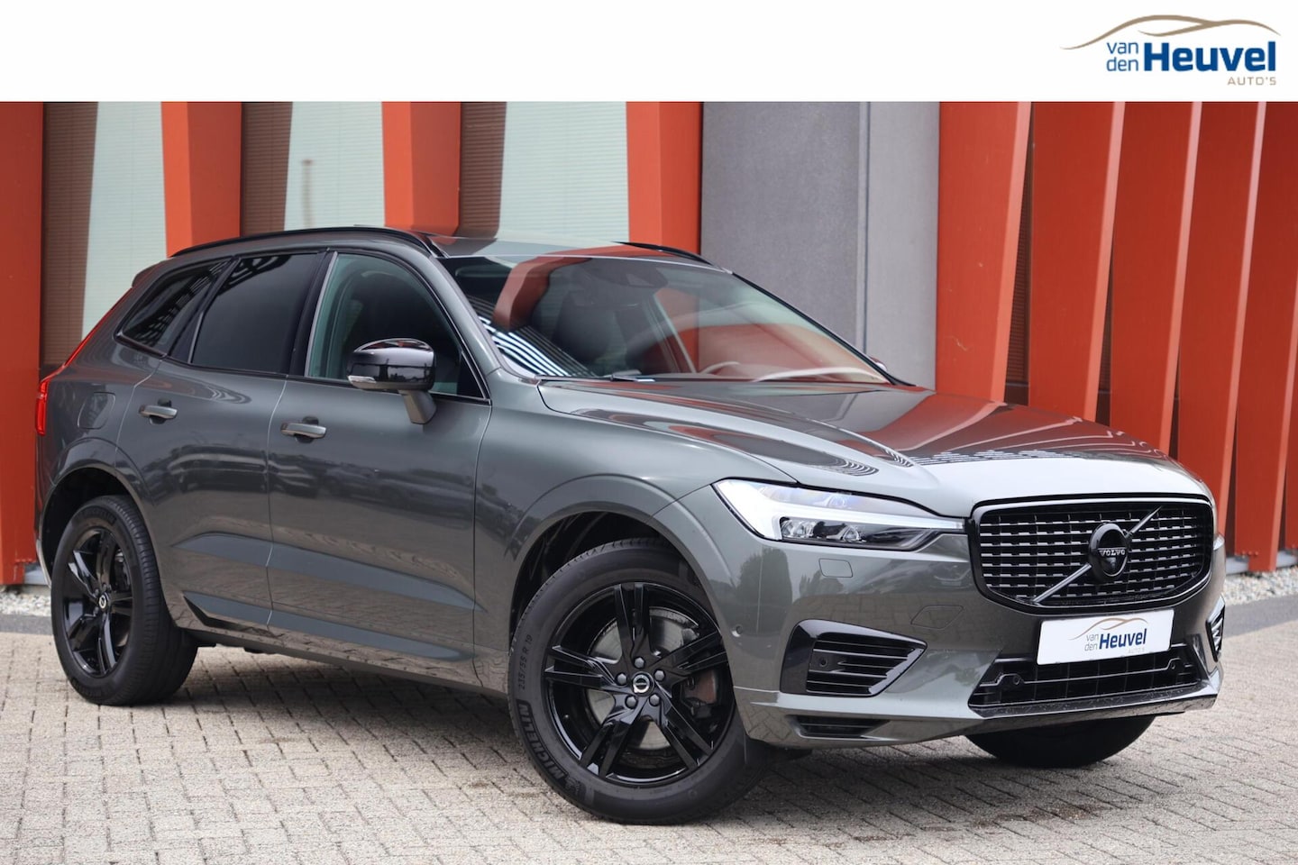 Volvo XC60 - T6 Recharge AWD R-Design | Stoelverwarming | Trekhaak | Leder | 360° Camera | HUD | Pilot - AutoWereld.nl
