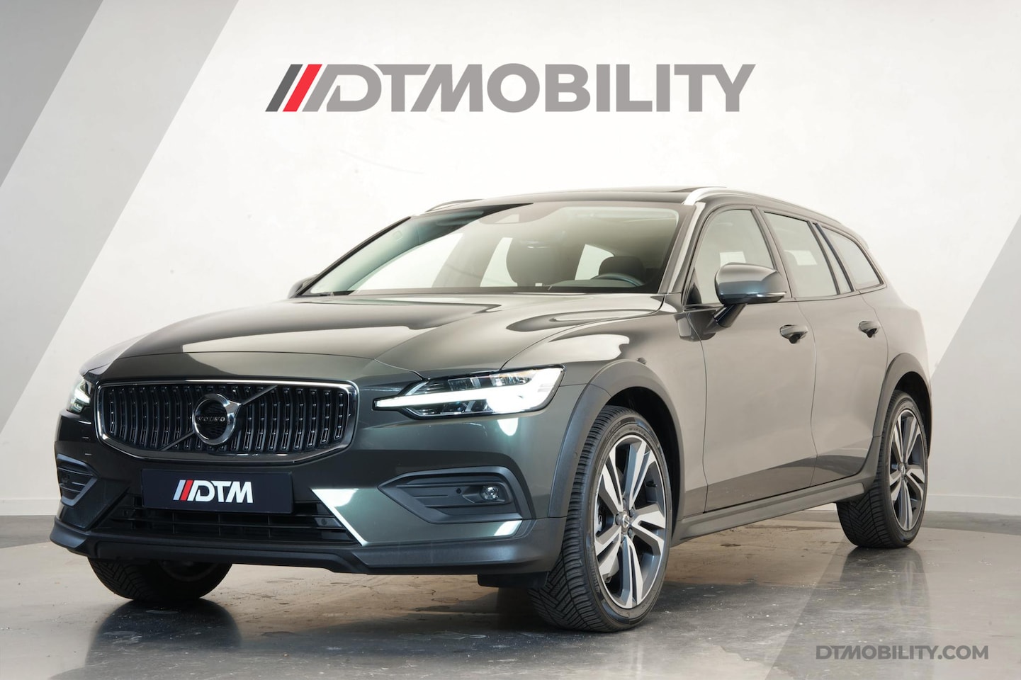 Volvo V60 Cross Country - 2.0 B5 AWD Pro | Harman / Kardon | Panorama | Trekhaak - AutoWereld.nl