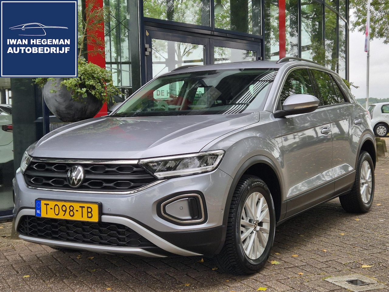 Volkswagen T-Roc - 1.0 TSI Life | Navigatie | Digitaal dashboard | Adapt. Cruise Control | Parkeersensoren | - AutoWereld.nl