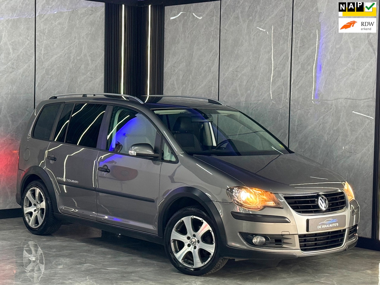 Volkswagen Touran Cross - 1.4 TSI |7p|CarPlay|Cruise|Trekhaak|Xenon|elek. Ramen|Nap|Boekjes - AutoWereld.nl