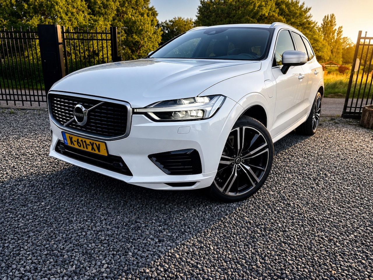 Volvo XC60 - 2.0 T5 AWD R-Design / Panorama dak / Lucht vering / - AutoWereld.nl