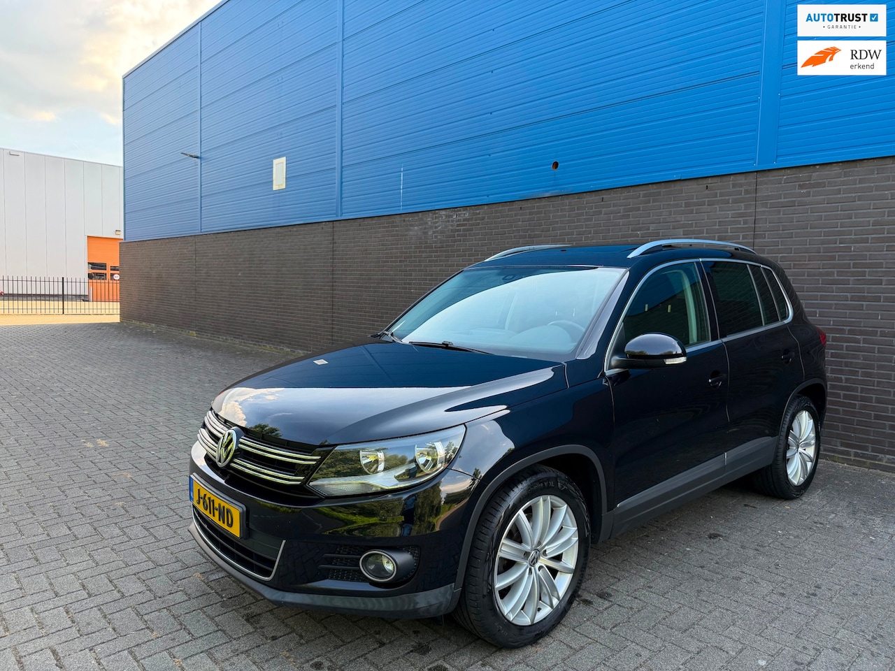 Volkswagen Tiguan - 1.4 TSI R-Line Edition | Panoramadak | 18” LM Velgen | Stoelverwarming | Trekhaak | Cruise - AutoWereld.nl