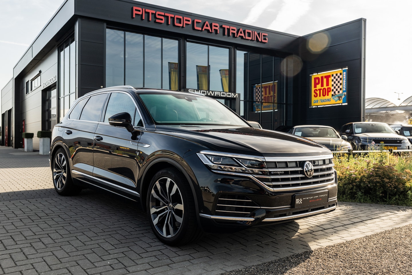 Volkswagen Touareg - 3.0 TSi 4MOTION R-line, Pano, Massage, Trekhaak, Nachtzicht! - AutoWereld.nl