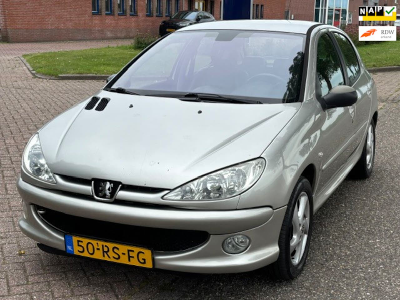 Peugeot 206 - 1.6-16V Griffe 5-Drs ECC Audio-CD Leder Sportstoelen LMV 15" ABS Getint glas Colorpakket T - AutoWereld.nl