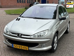Peugeot 206 - 1.6-16V Griffe 5-Drs ECC Audio-CD Leder Sportstoelen LMV 15" ABS Getint glas Colorpakket T