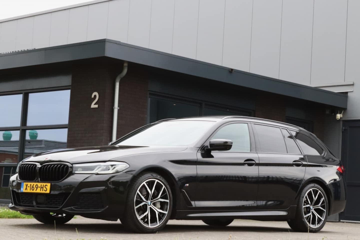 BMW 5-serie Touring - 530d M Sport Laser Pano 360° 19 inch Comfort Stoelen - AutoWereld.nl