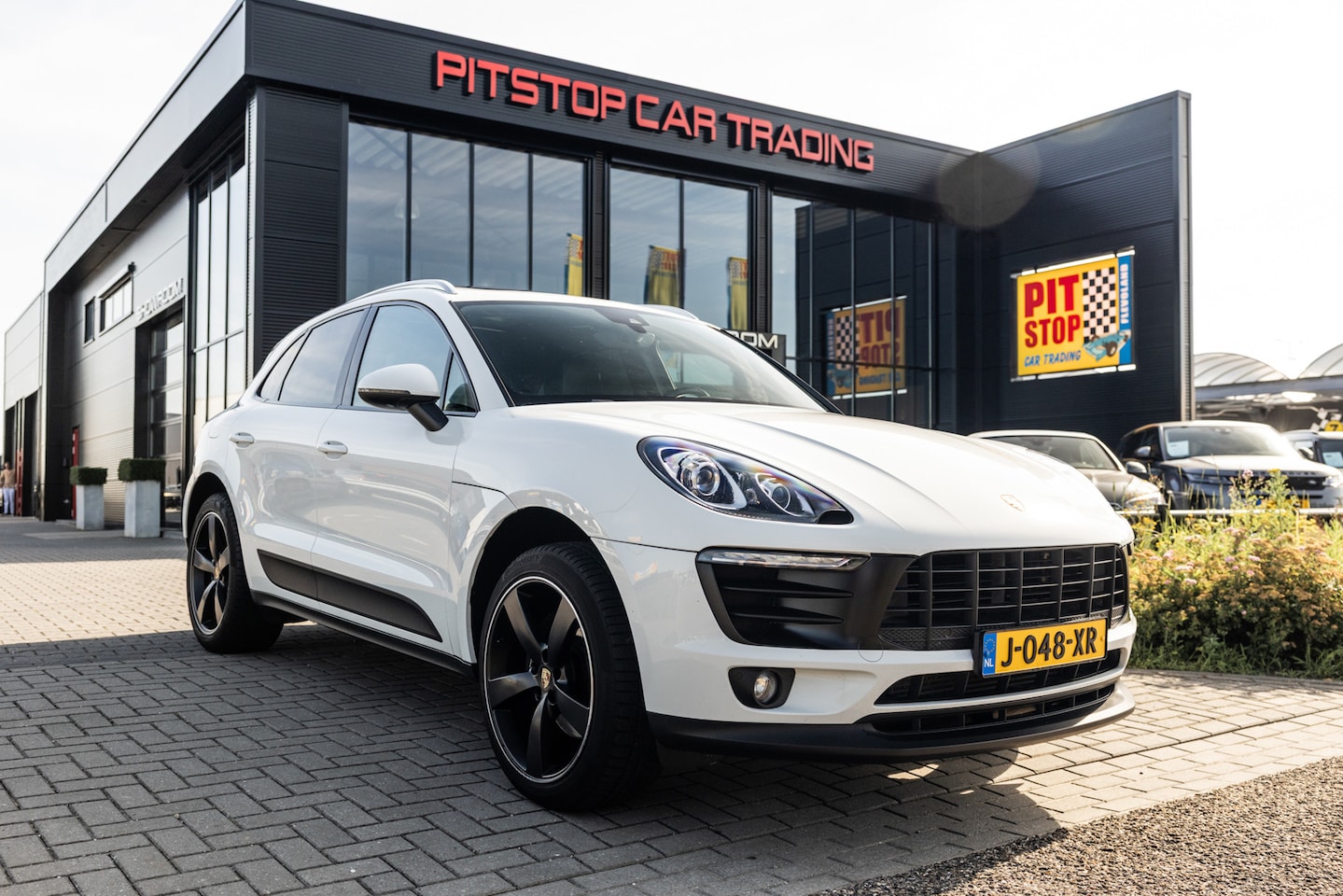 Porsche Macan - 2.0 2.0, 252 PK, Pano, 18-wegs Sportstoelen, Luchtvering, Nieuwstaat! - AutoWereld.nl