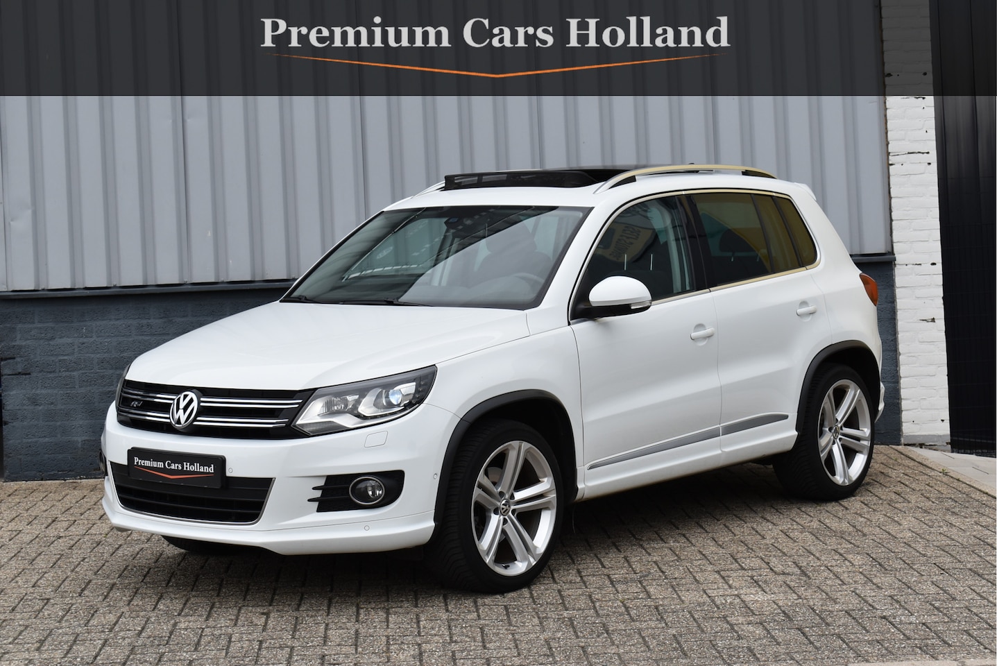 Volkswagen Tiguan - 1.4 TSI ACT 150 Pk R-Line Pano Alcantara Full Led Trekhaak - AutoWereld.nl