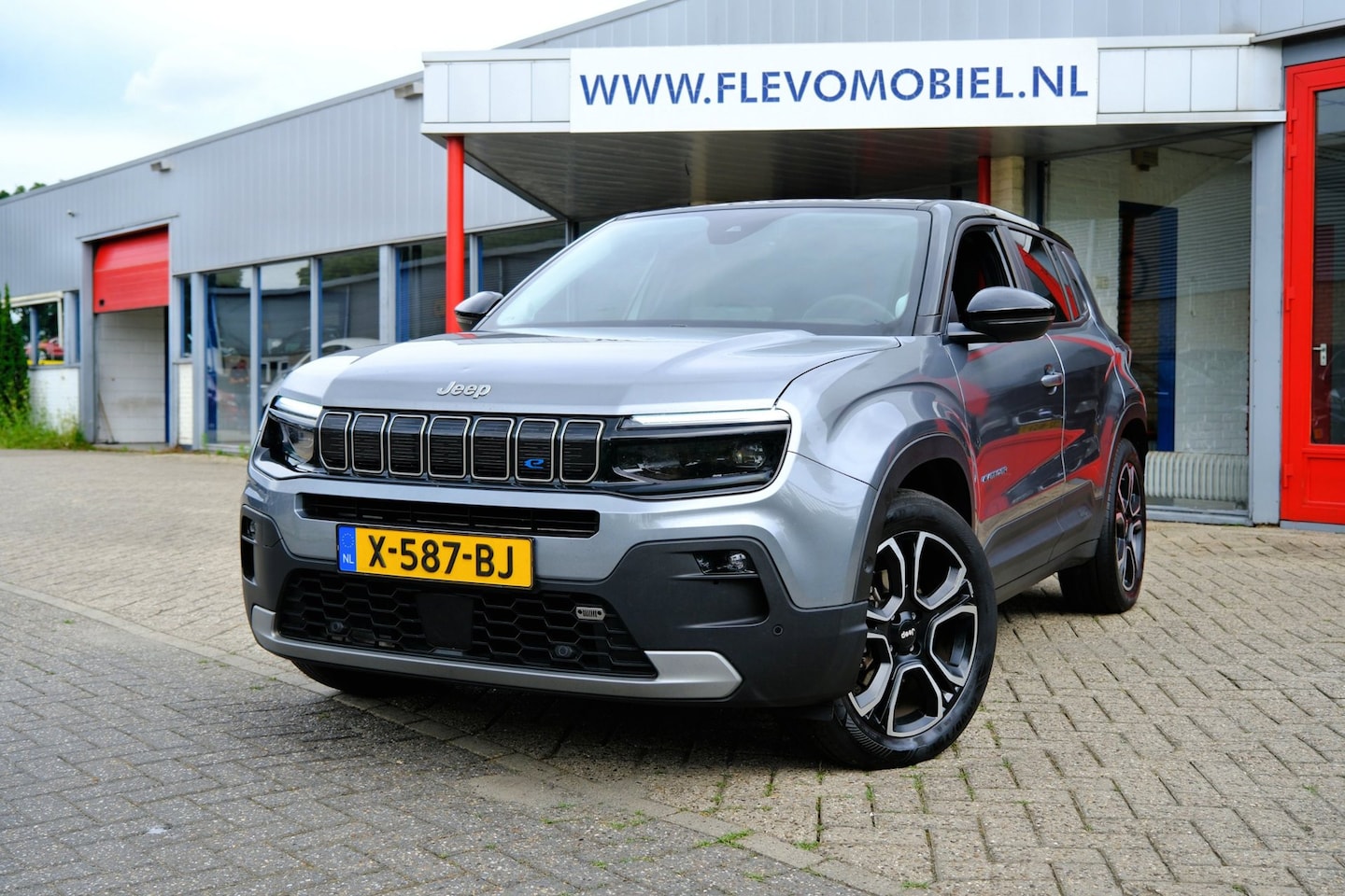 Jeep Avenger - Black Edition 54 kWh Aut. Navi|Half Leder|CarPlay|Stoelverw|LMV - AutoWereld.nl